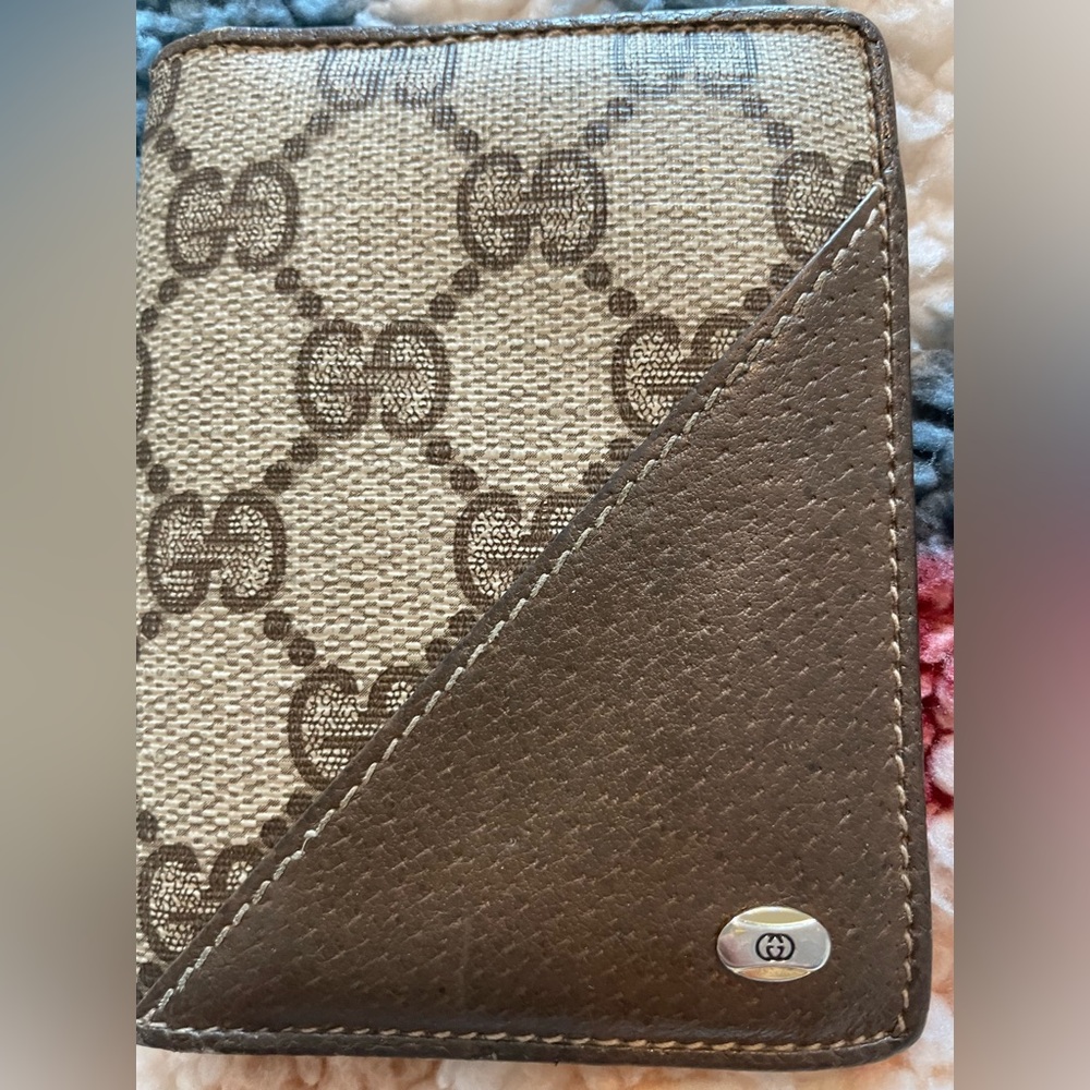 Vintage Gucci wallet excellent condition. No tears or flaws.